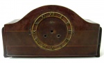 RELÓGIO - Caixa de madeira para relógio de mesa, da marca Silco, com dois furos. Faltando aro vidro frontal e com sinais do tempo. conforme fotos extras. Altura: 24 cm: comprimento: 46,5 cm: profundidade: 12 cm.
