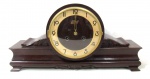 RELÓGIO SOREL: Relógio de mesa confeccionado em madeira nobre, da marca Sorel, para dois furos, elegantemente entalhado com volutas, com dois furos para corda com batidas a cada meia hora, parte frontal com proteção de vidro. Altura: 26 cm: comprimento: 61 cm: profundidade: 14 cm. (no momento funcionando, mas sem garantias de funcionamento futuro).