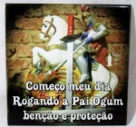 AZULEJO - Um azulejo pintado à mão com tinta mista, com Imagem de São Jorge, com a inscrição: "Começo meu dia Rogando a Pai Ogum bênção e proteção". Medidas: 20 x 20 cm.