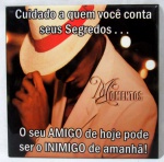 AZULEJO - Um azulejo pintado à mão com tinta mista, com figura de malandro ao fundo e a inscrição: "Cuidado a quem você conta seus Segredos... O seu AMIGO de hoje pode ser o INIMIGO de amanhã!" Medidas: 20 x 20 cm.