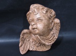 ESCULTURA - Graciosa escultura para adorno de parede, confeccionada em estuque policromado, ricamente detalhada, representando "Anjo", parte traseira com argola em metal. Medidas: 8 x 16 x 12 cm.