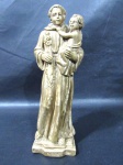 ARTE SACRA - Imaginária de Santo Antônio, confeccionado em estuque ricamente patinado com folhas de ouro velho. Med. altura: 28 cm: base: 7 x 8,5 cm.