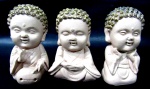 ESCULTURAS - Três esculturas confeccionadas em terra cota, ricamente detalhadas, representando Budas em pose de meditação Med. altura: 9 x 4 x 4 cm.