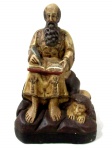 ARTE SACRA - Imaginária de São Jerônimo,  confeccionado em estuque ricamente policromado. Med. altura: 18,5  cm: base: 7,5 x 11,5 cm.