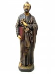 ARTE SACRA - Imaginária de São Pedro, confeccionado em estuque ricamente policromado. Med. altura: 30 cm: base: 7,5 x 6,5 cm.