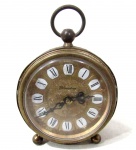 RELÓGIO BLESSING - Antigo relógio despertador de origem alemã, confeccionado em metal dourado, da manufatura Blessing, apresenta formato circular, mecanismo a corda, mostrador com numerais em algarismos romanos, apoiado sobre dois pés dito bola, parte superior com argola. Marcado West Germany. Máquina necessita de revisão. Medidas: altura 10 cm: diâmetro: 6,5 cm.