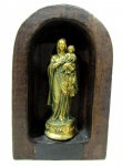 ARTE SACRA - Imaginária de Nossa Senhora das Neves Boliviana, em madeira com pátina em folhas de ouro, apoiada sobre moldura de madeira com placa em metal. Medidas:10 x 6,5 cm.