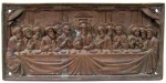 ARTE SACRA - Uma pequena placa em bronze cinzelado, representando Santa Ceia, contendo  quatro furos nas laterais para ser chumbado em placa de madeira. Medidas: 7 x 14,5 cm.