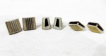 DIVERSOS - Três pares de abotoaduras distintas, confeccionadas em metal, sendo: A) um par quadrado, decoradas com treliças, medindo: 2 x 2 cm: B) uma par sextavado, decorada com treliças e uma pedra, medindo: 2,5 x 1,5 cm: C) um par com placas em madrepérola nas cores cinza e preta, medindo: 2 x 1,5 cm. Vide fotos!
