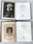 LIVROS - Dois antigos livros de teatro, sendo: A) um livro sobre Johann Wholfgang Gothe, com capa de couro na cor marrom; B) um livro sobre Henrik Ibsen, com capa em couro. Medidas: 18 x 14,5 cm.