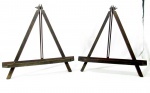 DIVERSOS - Dois cavaletes em madeira, com haste articulada e vazada. Medidas: 51 x 46 cm.