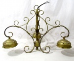 LUSTRE - Um lustre pendente para três lâmpadas, confeccionado em metal dourado, com três braços trabalhadas em volutas, acompanha corrente. Medidas totais: altura: 40 cm x comprimento: 49 cm/ medidas das bobeches para encaixei da cúpula: 10,5 cm. Necessita fiação, falta plafonier do teto e cúpulas.