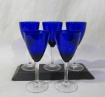 CRISTAIS HERING - Cinco taças para água em cristal manufaturado Hering, com bojo na cor azul cobalto sutilmente trabalhado em canelados internamente, seguido de haste facetada e base circular translúcidas. Medidas: 18 cm x 8 cm