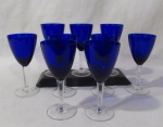 CRISTAIS HERING - Nove taças para licor em cristal manufaturado Hering, com bojo na cor azul cobalto sutilmente trabalhado em canelados internamente, seguido de haste facetada e base circular translúcidas. 3 possuem ínfimos bicados. Medidas 10 cm x 5 cm.