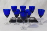 CRISTAIS HERING - Oito taças para vinho em cristal manufaturado Hering, com bojo na cor azul cobalto sutilmente trabalhado em canelados internamente, seguido de haste facetada e base circular translúcidas. 2 com ínfimos bicados. Medidas: 13,5 x 6,5cm.
