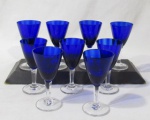 CRISTAIS HERING - Nove taças para vinho em cristal manufaturado Hering, com bojo na cor azul cobalto sutilmente trabalhado em canelados internamente, seguido de haste facetada e base circular translúcidas. Medidas: 16 cm x 7,5 cm. 2 com bicado.