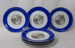 PORCELANA - REAL S. PAULO - Seis pratos rasos em porcelana nacional vitrificada branca, galeria central apresentando cena galante em rica policromia, seguida de friso dourado, bordas ligeiramente onduladas e adornadas com larga faixa na tonalidade azul, finalizando com filetes em pintura à ouro, marcados no fundo, medindo: 24 cm de diâmetro. Em perfeito estado!