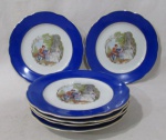 PORCELANA - REAL S. PAULO - Seis pratos rasos em porcelana nacional vitrificada branca, galeria central apresentando cena galante em rica policromia, seguida de friso dourado, bordas ligeiramente onduladas e adornadas com larga faixa na tonalidade azul, finalizando com filetes em pintura à ouro, marcados no fundo, medindo: 24 cm de diâmetro. Em perfeito estado!