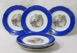 PORCELANA - REAL S. PAULO - Seis pratos rasos em porcelana nacional vitrificada branca, galeria central apresentando cena galante em rica policromia, seguida de friso dourado, bordas ligeiramente onduladas e adornadas com larga faixa na tonalidade azul, finalizando com filetes em pintura à ouro, marcados no fundo, medindo: 24 cm de diâmetro. Em perfeito estado!