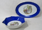 PORCELANA - REAL S. PAULO - Uma tigela e uma travessa em porcelana nacional vitrificada branca, moldadas em formatos geometrizados octogonal e oval, galeria central apresentando cena galante em rica policromia, seguida de friso dourado, bordas ligeiramente onduladas e adornadas com larga faixa na tonalidade azul, finalizando com filetes em pintura à ouro, marcadas no fundo. Med. tigela: alt 6,5 cm x larg 23,5 cm/ travessa: comp 40 cm larg 26 cm. Travessa possui falhas na douração.