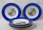 PORCELANA - REAL S. PAULO - Seis pratos fundos em porcelana nacional vitrificada branca, galeria central apresentando cena galante em rica policromia, seguida de friso dourado, bordas ligeiramente onduladas e adornadas com larga faixa na tonalidade azul, finalizando com filetes em pintura à ouro, marcados no fundo, medindo: 23 cm de diâmetro. Em perfeito estado!