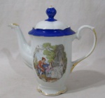 PORCELANA - REAL S. PAULO - Um bule para café em porcelana nacional vitrificada branca, apresentando cena galante em rica policromia ao centro, seguida de friso dourado, bordas ligeiramente onduladas e adornadas com larga faixa na tonalidade azul, finalizando com filetes em pintura à ouro, pega da tampa em formato de flor, alça trabalhada em folhas com vasta douração, marcado no fundo. Med. alt total 22,5 cm x larg total 24 cm.