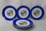 PORCELANA - REAL S. PAULO - Seis pratos para sobremesa em porcelana nacional vitrificada branca, galeria central apresentando cena galante em rica policromia, seguida de friso dourado, bordas ligeiramente onduladas e adornadas com larga faixa na tonalidade azul, finalizando com filetes em pintura à ouro, marcados no fundo, medindo: 18 cm de diâmetro. Em perfeito estado!