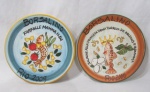 FAIANÇA - RESTAURANTE DA BOA LEMBRANÇA - RIO 2006/ 2007 - Dois pratos decorativos em faiança, pintados à mão com rica policromia, com as inscrições "BORSALINO" e cenas intituladas "SALMONE ALLA PRINCEZA DONA THEREZA DE ORLEANS E BRAGANÇA" / "FARFALLE MAMMA ILDA", marcados no fundo, medindo: 26 cm de diâmetro. Vide fotos!