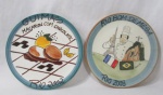 FAIANÇA - RESTAURANTE DA BOA LEMBRANÇA - RIO 2002/ 2009 - Dois pratos decorativos em faiança, pintados à mão com rica policromia, com as inscrições "GUIMAS", e outro, com cenas intituladas "MACARON COM CHOCOLATE" / "RIO BOM DE MESA", marcados no fundo, medindo: 25,5 cm de diâmetro. Um com marcas de uso. Vide fotos!