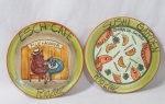 FAIANÇA - RESTAURANTE DA BOA LEMBRANÇA - RIO 2002 - Dois pratos decorativos em faiança, pintados à mão com rica policromia, com as inscrições "ESCH CAFE" / "SUSHI GARDEN" e cenas intituladas "FILÉ HAVANA" / "GYOSA DE SLAMÃO", marcados no fundo, medindo: 26 cm de diâmetro. Vide fotos!
