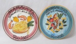 FAIANÇA - RESTAURANTE DA BOA LEMBRANÇA - RIO 2002/ 2008 - Dois pratos decorativos em faiança, pintados à mão com rica policromia, com as inscrições "MARGUTTA" / "BORSALINO" e cenas intituladas "SPAGHETTI ALLA GHEZZI" / "FARFALLE MAMMA ILDA", marcados no fundo, medindo: 26 cm de diâmetro. Vide fotos!