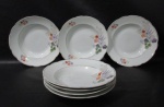 PORCELANA REAL S. PAULO - Sete pratos fundos em porcelana vitrificada branca, delicadamente decorados com motivos vegetalistas em exuberante policromia, adornados com frisos e filetes à ouro, bordas movimentadas, marcados no fundo. Medidas: 23,5 cm de diâmetro. Um com bicado na base.