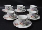 PORCELANA REAL S. PAULO - Seis xícaras para café com seus respectivos pires, em porcelana vitrificada branca, delicadamente decorados com motivos vegetalistas em exuberante policromia, bordas movimentadas e filetadas à ouro, alças vazadas finalizando em volutas, marcados no fundo. Medidas: xícaras: alt 4,8 cm x diam 5,5 cm/ pires: diam 10,5 cm.