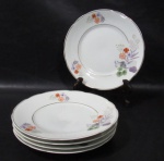 PORCELANA REAL S. PAULO - Cinco pratos para sobremesa em porcelana vitrificada branca, delicadamente decorados com motivos vegetalistas em exuberante policromia, adornados com frisos e filetes à ouro, bordas movimentadas, marcados no fundo. Medidas: 18,5 cm de diâmetro. Dois com bicados nas bordas e com fio de cabelo. Vide fotos extras!