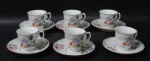PORCELANA REAL S. PAULO - Seis xícaras para café com seus respectivos pires, em porcelana vitrificada branca, delicadamente decorados com motivos vegetalistas em exuberante policromia, bordas movimentadas e filetadas à ouro, alças vazadas finalizando em volutas, marcados no fundo. Medidas: xícaras: alt 4,8 cm x diam 5,5 cm/ pires: diam 10,5 cm. Uma com bicados na borda.