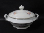 PORCELANA REAL S. PAULO - Sopeira em porcelana vitrificada branca, delicadamente decorada com motivos vegetalistas em exuberante policromia, bordas movimentadas e filetadas à ouro, pega da tampa em forma estilizada de flor, marcada no fundo. Medidas: alt total 17 cm x larg total 28 cm.