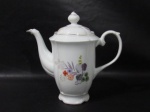 PORCELANA REAL S. PAULO - Elegante bule para café em porcelana vitrificada branca, delicadamente decorado com motivos vegetalistas em exuberante policromia, bordas movimentadas e filetadas à ouro, pega da tampa em forma estilizada de flor, alça vazada finalizando em voluta, marcado no fundo. Medidas: alt total 23 cm x larg total 24,5 cm.