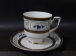 PORCELANA BAVARIA - Uma xícara com seu respectivo pires, de coleção, em fina porcelana alemã vitrificada branca, decorados com elementos vegetalistas e volutas em policromia, adornados com faixas em gravação legitima e filetes à ouro, alça vazada e sutilmente repuxada, apoiada sobre pé bolacha, marcados no fundo. Med.: xícara: alt 6,5 cm x diam 6,2 cm/ pires: diam 11,7 cm.