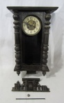 RELÓGIO - Lote contento peças para reposição de relógio de parede, sendo: caixa e máquina, Sem garantias de funcionamento, Peças no estado. Med. alt: 68 cm x comp: 36 cm x prof:15 cm. Vide fotos.