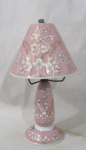 ABAJUR - PORCELANA REAL S. PAULO - Delicado e antigo abajur de mesa para uma lâmpada, décadas de 50/ 60, confeccionado em porcelana com esmaltagem nas tonalidades branca e rosa bebê, ricamente decorado com elementos vegetalistas realçados à ouro, apoiado sobre pé bolacha, marcado no fundo, medindo: alt 34 cm x diam da base 12 cm. Não testado e sem garantias de funcionamento.