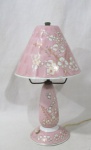ABAJUR - PORCELANA REAL S. PAULO - Delicado e antigo abajur de mesa para uma lâmpada, décadas de 50/ 60, confeccionado em porcelana com esmaltagem nas tonalidades branca e rosa bebê, ricamente decorado com elementos vegetalistas realçados à ouro, apoiado sobre pé bolacha, marcado no fundo, medindo: alt 34 cm x diam da base 12 cm. Não testado e sem garantias de funcionamento. Não testado e sem garantias de funcionamento. Possui um bicado na borda da cúpula.
