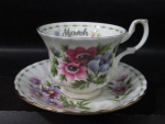PORCELANA - ROYAL ALBERT - BONE CHINA - ENGLAND - Uma xícara para chá com seu respectivos pires, de coleção, em fina porcelana vitrificada branca, moldada em feitio diferenciado, ornamentados com belas flores e folhas em exuberante policromia, alça repuxada finalizando em voluta, bordas filetadas a ouro, apoiada sobre pé bolacha, marcados no fundo. Med. xícara: alt 7 cm x diam 9 cm/ pires: diam 14 cm.