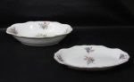 PORCELANA SHCMIDT - Duas travessas ovaladas em porcelana nacional com esmaltagem branca, sendo uma funda e uma rasa, decoradas com elementos vegetalistas em rica policromia, bordas onduladas e arrematadas com resquícios de filetes à ouro, marcadas no fundo. Med. maior: alt 5,5 cm x comp 29 cm x larg 20 cm/ menor: comp 25,5 cm x larg 15 cm.