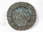 BRONZE - Um (1) cinzeiro em bronze ricamente trabalhado com folhas de acantom apreenta fromato circular, suvenir da Olympica Imóveis. Medida: 18 cm de diâmetro,
