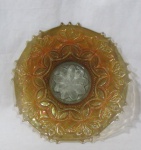 VIDRO CARNIVAL GLASS - Um prato para bolo em vidro Carnival Glass, dito fogo, ricamente trabalhado, com decoração de elementos vegetalistas e perolados em relevo, bordas recortadas, fundo estrelado. Medidas: 29 cm de diâmetro. Em perfeito estado!