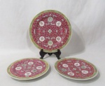 PORCELANA - MADE IN CHINA - Um prato para bolo com dois pratinhos em porcelana vitrificada branca, ricamente decorados com elementos vegetalistas e símbolos em caracteres orientais em exuberante policromia. Med. maior: diam 27 cm/ menor: diam 20,5 cm.