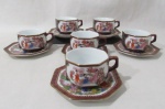 PORCELANA - MADE IN CHINA - Sesi xícaras com seus respectivos pires para chá em porcelana oriental vitrificada branca, com esmaltagem ricamente policromada e realces em douração, moldados em formato geometrizado, decorados com cenas de Gueixas e motivos vegetalistas, alças vazadas, bordas filetadas a ouro, marcados no fundo. Med. xícaras: alt 4,8 cm x larg 8,3 cm/ pires: larg 14 cm.