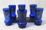 VIDRO- Seis copos para água em vidro na cor azul cobalto adornado com frutos e folhas em prata. 1 com bicado na borda. Medida 14 cm x 7 cm.