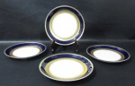 PORCELANA - STEATITA PARANÁ - Quatro pratos para sobremesa em porcelana vitrificada branca, com bordas adornadas com largas faixas sendo na tonalidade azul cobalto, e gravação legitima, generoso filete e friso em vasta pintura à ouro, marcados no fundo, medindo: diam 19 cm. Um possui bicado na borda, conforme foto extra.