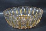 CRISTAIS - Uma fruteira/ centro de mesa em pesado cristal double amarelo e translúcido, com profusa lapidação dita dedão, sulcos, frisos e esferas ao fundo, medindo: alt 7,5 cm x diam 21 cm. Em perfeito estado!